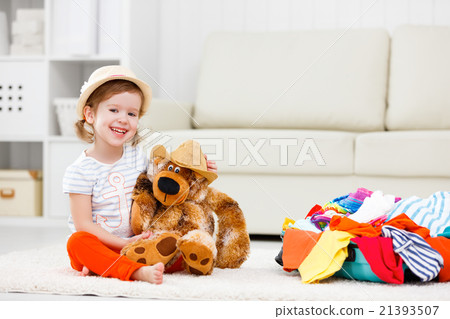 happy child girl collect suitcase on vacation 21393507