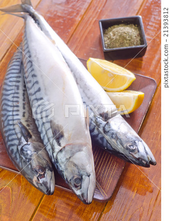raw fish 21393812
