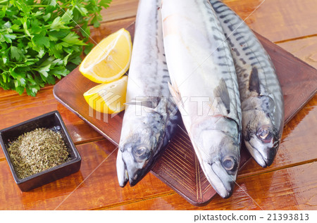 raw fish 21393813