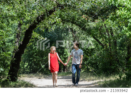 young pretty couple in the green summer park   21393942