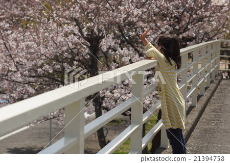 揮動手的女孩 揮動手的女孩 21394758