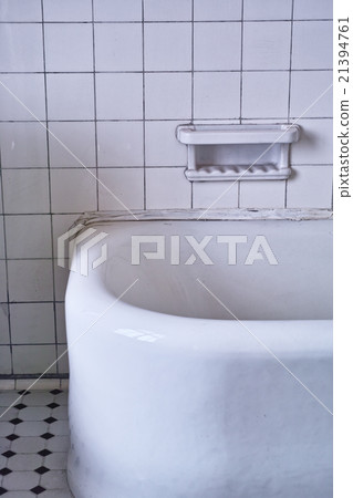 Old bathroom 21394761