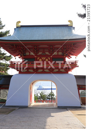 View of Kanmon Kaikyo from Akama Jingu Shimmen gate 21395723