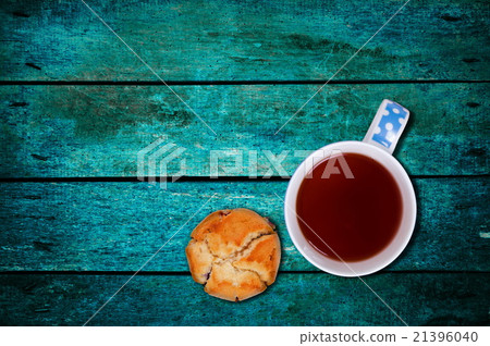 muffin with the tea on table muffin with the tea on table 21396040