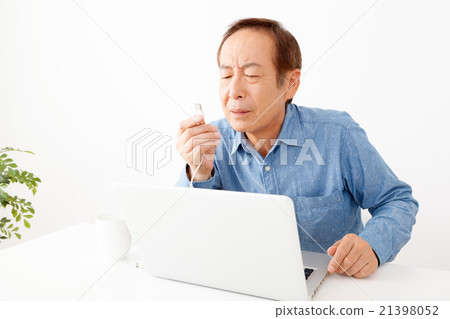 不懂個人電腦的老人 不懂個人電腦的老人 21398052