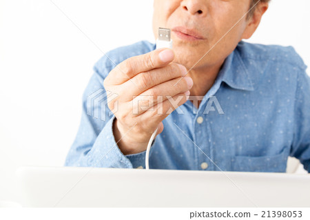 Senior men who do not understand personal computer 21398053