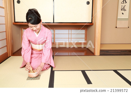 Wear kimono and sprinkle tea 21399572