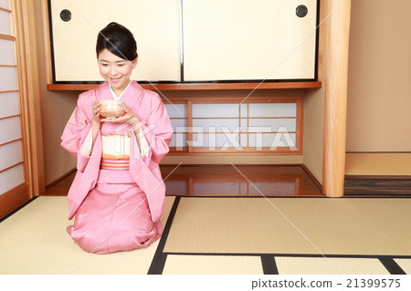 Wear kimono and sprinkle tea 21399575