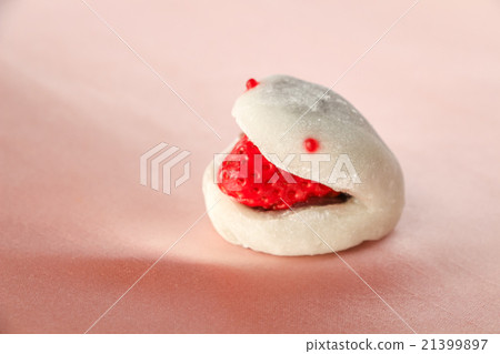 White Snake Strawberry Daifuku 21399897