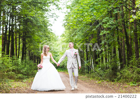 Young wedding couple enjoying romantic moments Young wedding couple enjoying romantic moments 21400222