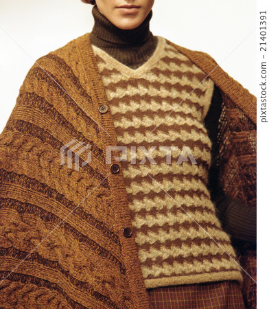 Shawl and cardigan. 21401391