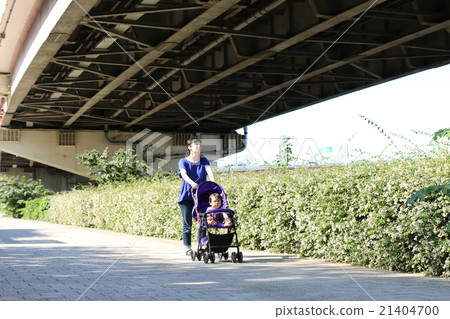 Parents and children strolling at a stroller 21404700