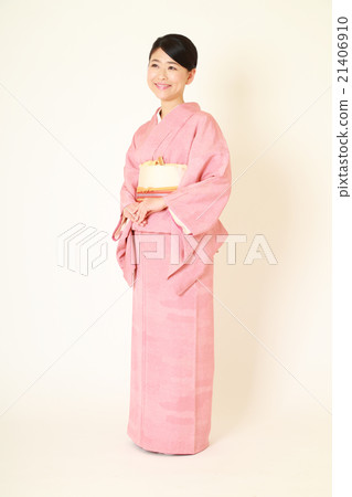 A beautiful woman in kimono 21406910