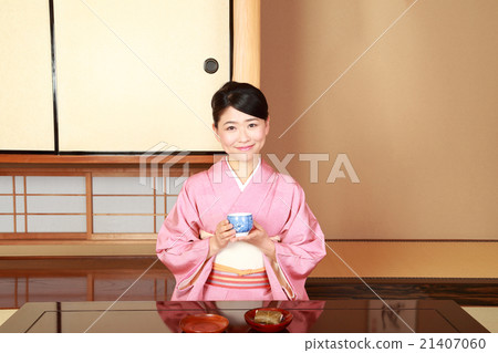 Kimono woman sitting right Kimono woman sitting right 21407060