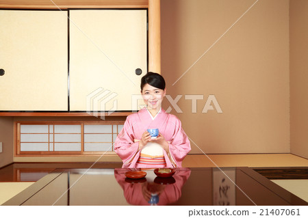 Kimono woman sitting right 21407061