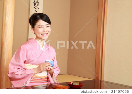Kimono woman sitting right 21407066