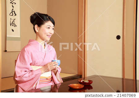 Kimono woman sitting right Kimono woman sitting right 21407069