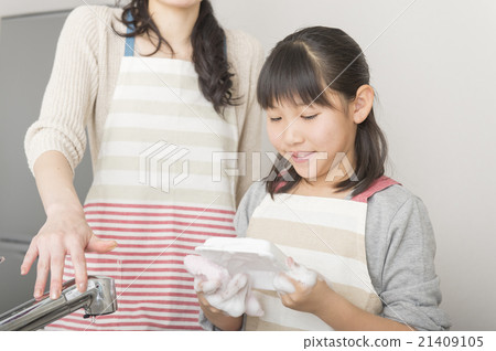 女孩與他們的母親洗碗 女孩與他們的母親洗碗 21409105
