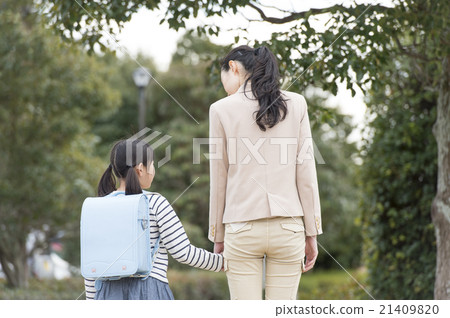 Working mother and daughter Working mother and daughter 21409820