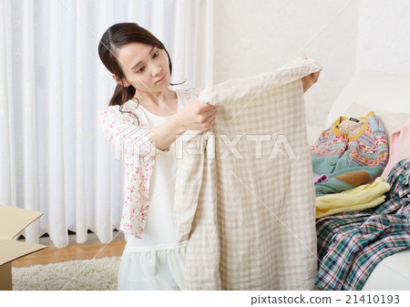 看衣服的婦女 21410193
