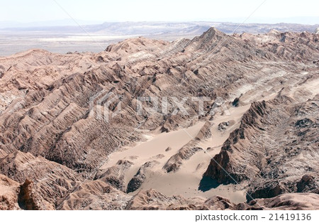 Formative beauty of the strange rocks of the valley of the Moon in the Atacama Desert spreading north of Chile, in the foot of the Andes 21419136
