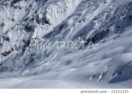在多雪的季節的雪山 在多雪的季節的雪山 21422191