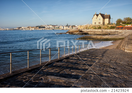 Ocean Waterfront in Cascais 21423924