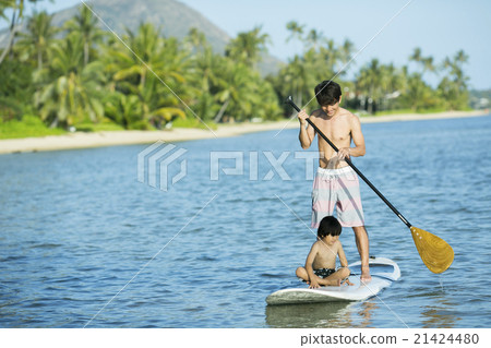 父母在玩海上運動 21424480