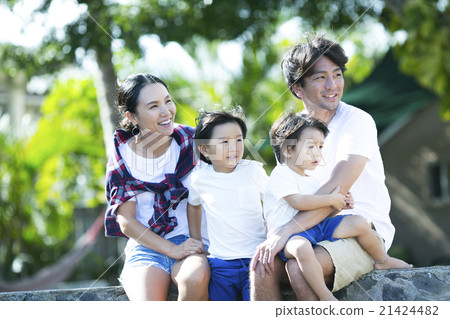 Parent and child living in Hawaii Parent and child living in Hawaii 21424482