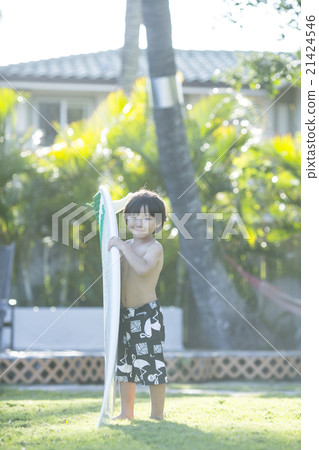 有衝浪板的一個男孩 有衝浪板的一個男孩 21424546
