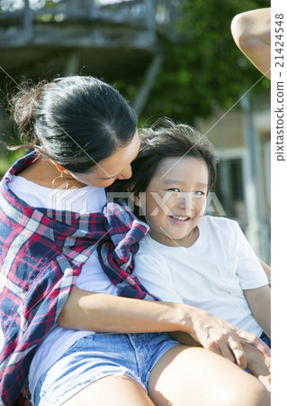 Parent and child living in Hawaii 21424548