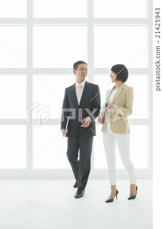 走的商人和婦女，當談話時 21425943