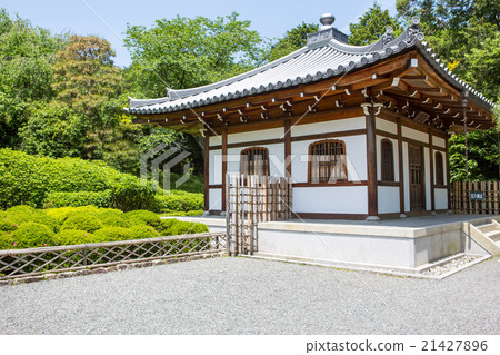 Part of garden of Ryoan-ji temple in Kyoto, Japan Part of garden of Ryoan-ji temple in Kyoto, Japan 21427896