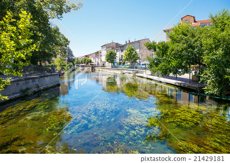 L'Isle-Sur-La-Sorgue, small typical town in 21429181