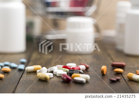 Set of colorful pills and capsules Set of colorful pills and capsules 21435275