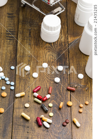 Set of colorful pills and capsules Set of colorful pills and capsules 21435285