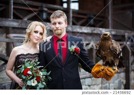 Bridal couple with eagle 21436692