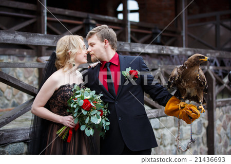 Bridal couple with eagle 21436693