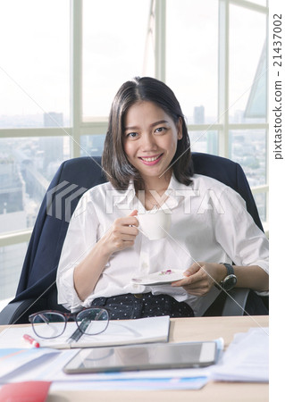 working woman and beverage cup in hand working woman and beverage cup in hand 21437002