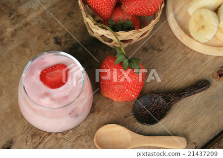 Yogurt smoothie fresh strawberry 21437209