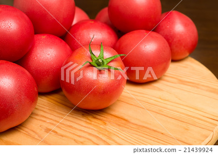 在砧板上的西紅柿 在砧板上的西紅柿 21439924