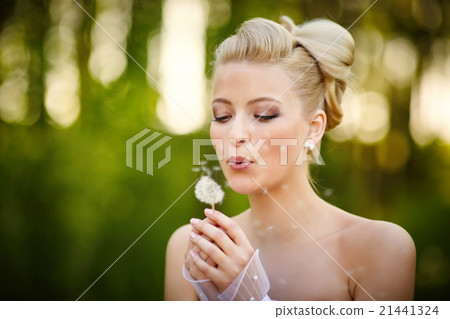 beautiful young blonde bride 21441324