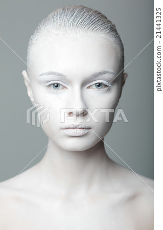 beautiful girl fashion studio portrait 21441325