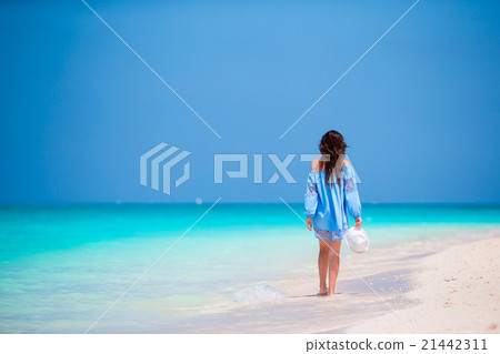 Young beautiful woman on beach vacation 21442311