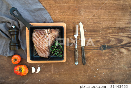 Cooked meat t-bone steak with garlic cloves Cooked meat t-bone steak with garlic cloves 21443463