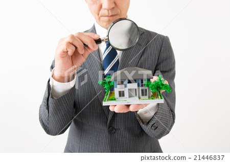 看與放大鏡的商人住宅模型 21446837