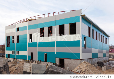 Building a swimming pool 21446913