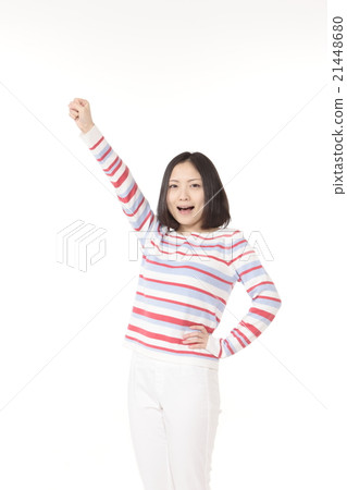 一位努力工作的年輕女士 21448680