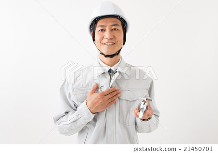 一個拿著水龍頭把手放在胸前的男人 一個拿著水龍頭把手放在胸前的男人 21450701