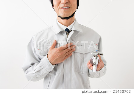 一個拿著水龍頭把手放在胸前的男人 一個拿著水龍頭把手放在胸前的男人 21450702